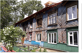 На ул. Ленина, 135, продолжается капитальный ремонт крыши