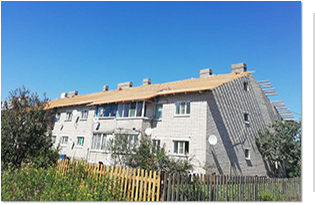 В п. Николо-Полома на ул. Полевая, 11 продолжается капитальный ремонт крыши
